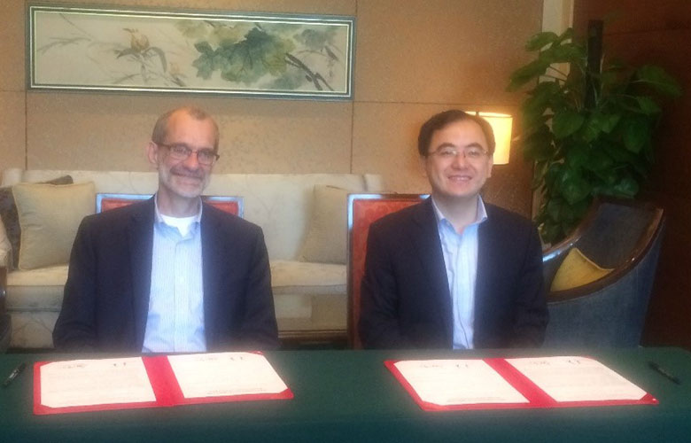 Interim Highline President Jeff Wagnitz and Zhu Yong Director of the Foreign Affairs Office signing MOU.