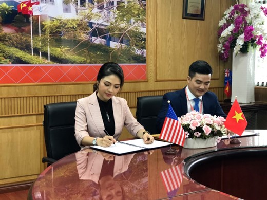 Phuong Thuy from the Highline College Office in Vietnam signs an MOU with Mr. Nguyen Anh Tuan the Director of the International Relations Department at Ho Chi Minh City University of Transport.